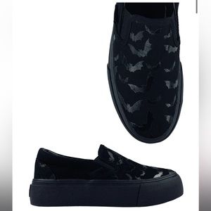 YRU Chill Bat Slip On Sneakers Size 7 black on black